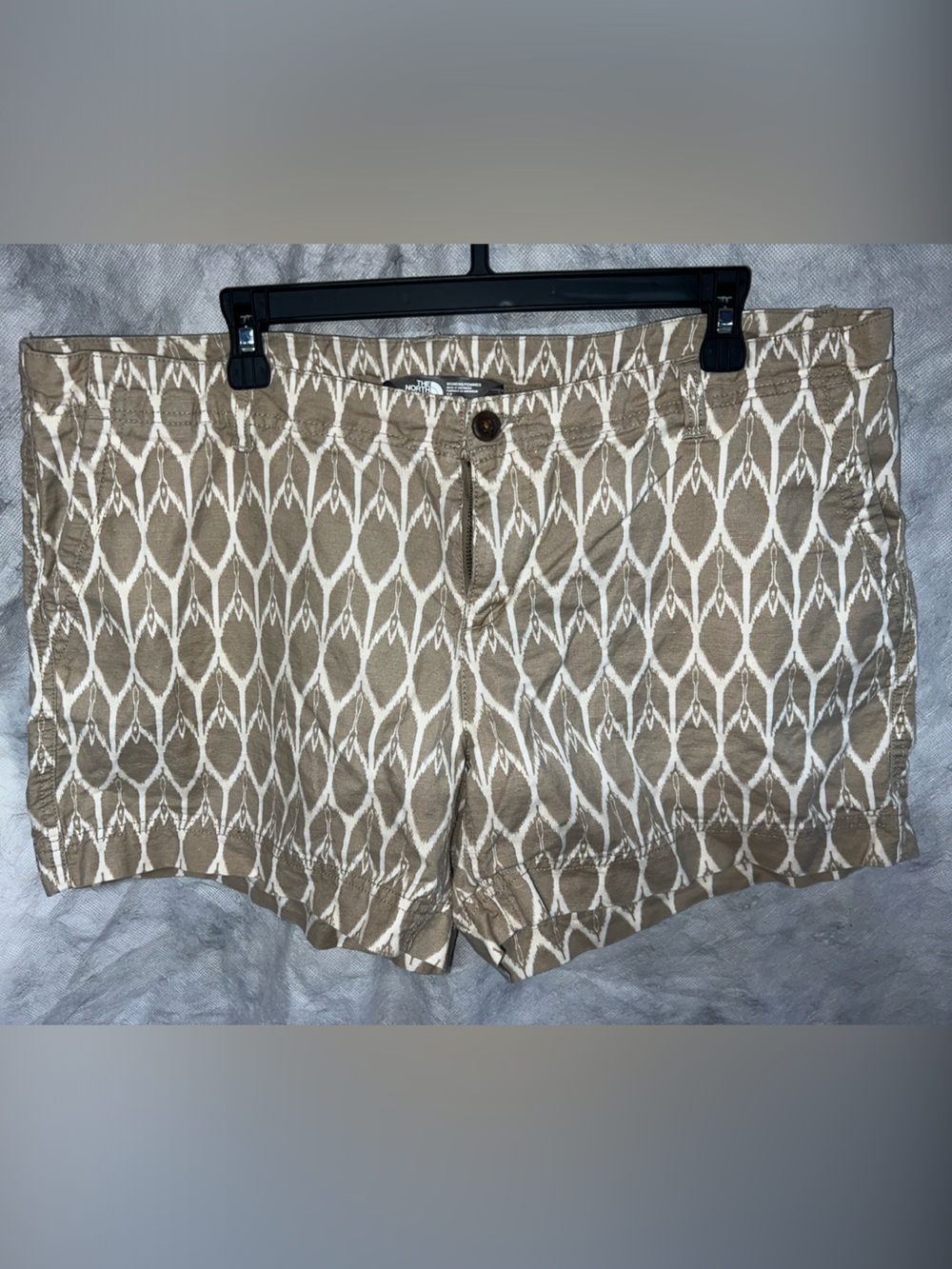 The North Face Women's Beige and White Patterned Flat-Front Shorts 0902-03